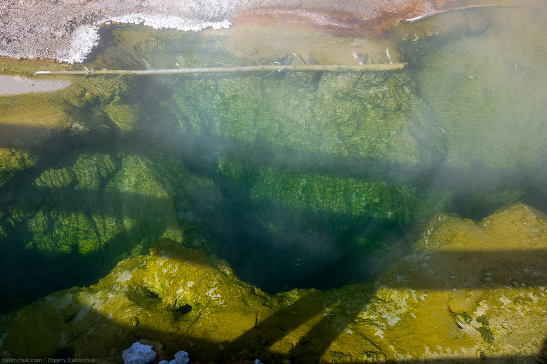 Горячий гейзер в Национальном парке Йеллоустоун. Одиночное путешествие на велосипеде по США. Hot pool in Yellowstone National Park, Wyoming, USA