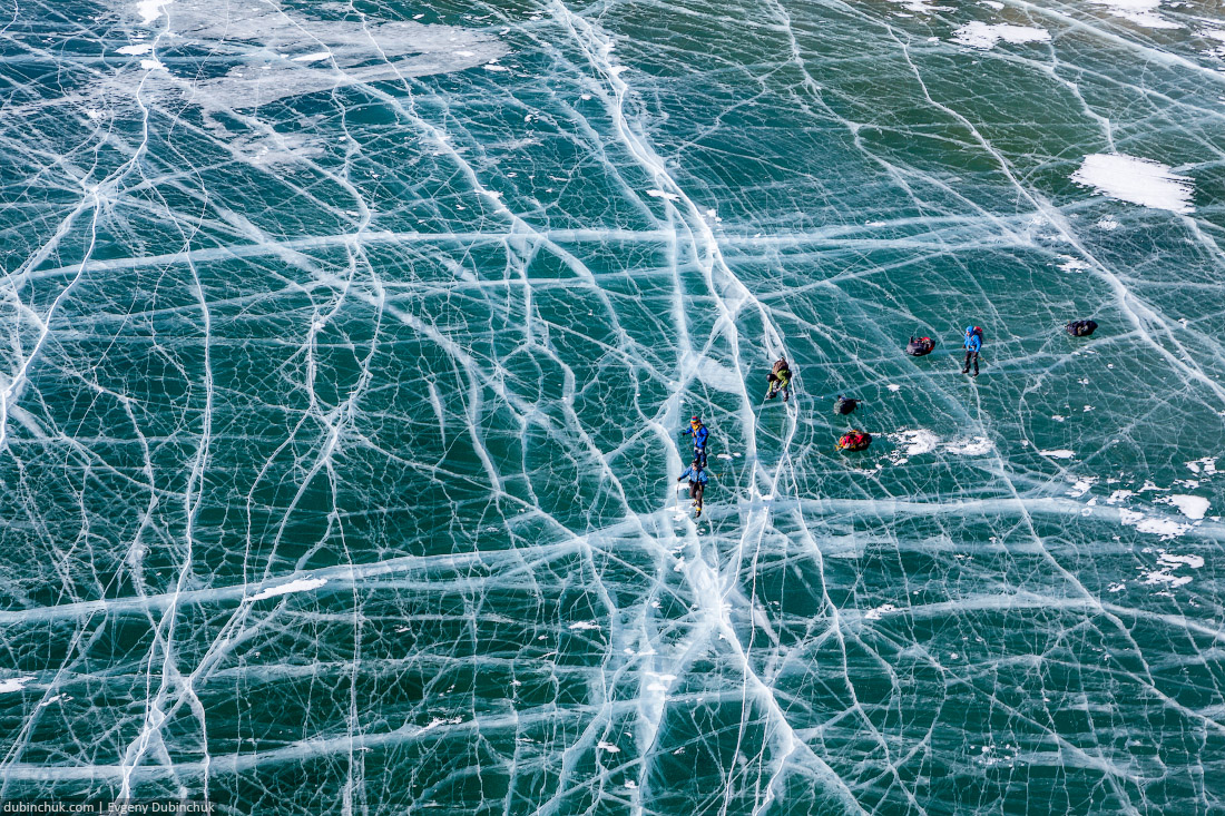 Поход по Байкалу на коньках. Вид на лед и трещины с высоты птичьего полета. Baikal lake ice skates tour. Top view