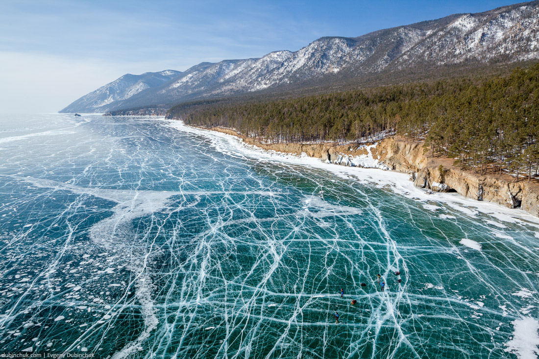 Путешествие на Байкал на коньках. Вид на лед и трещины с высоты птичьего полета. Baikal lake ice skates tour. Top view