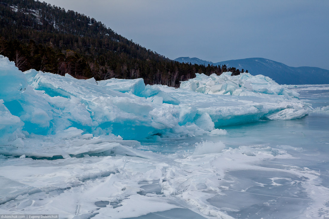 Синие ледяные торосы на Байкале. Путешествие на Байкал на коньках. Ice hummocks. Ice skating tour on Baikal lake.