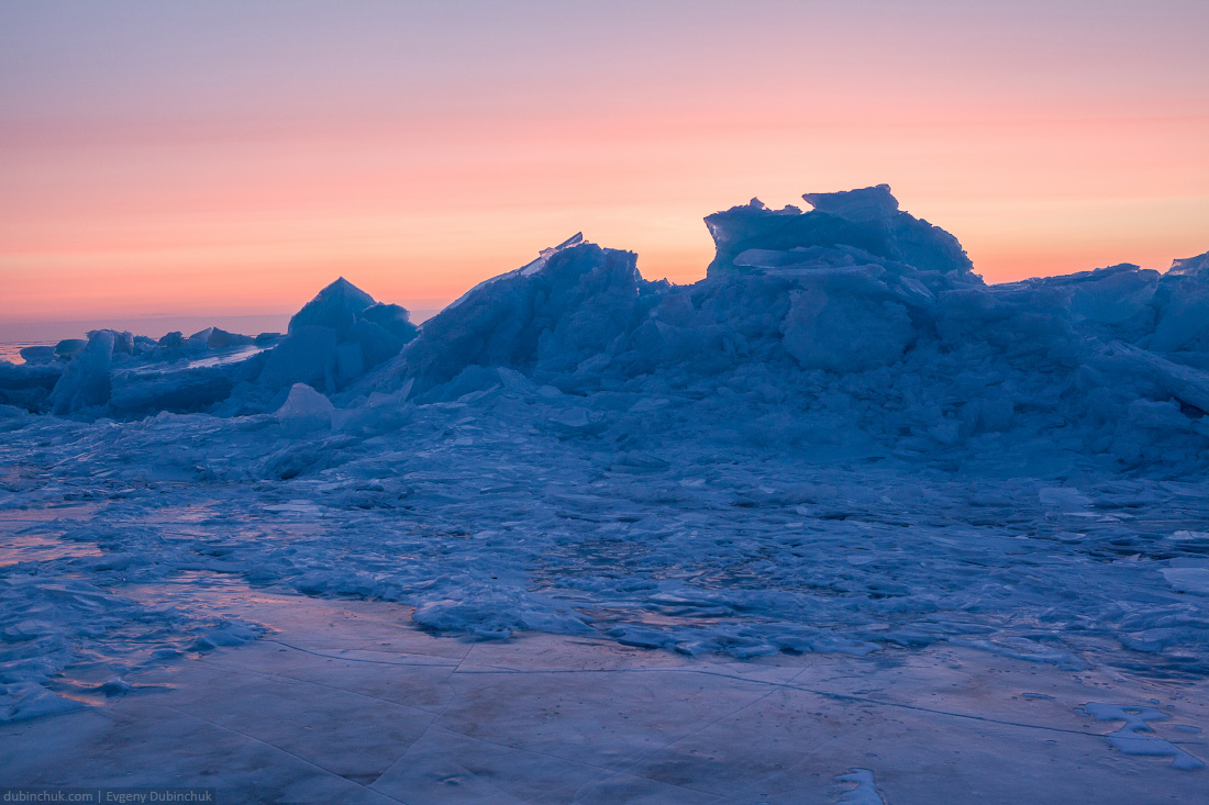 Синие ледяные торосы на Байкале на рассвете. Путешествие на Байкал на коньках. Blue ice hummocks on sunrise. Ice skating tour on Baikal lake.