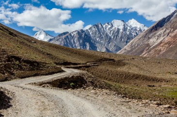 Горная дорога к перевалу Пенси Ла в Индийских Гималаях