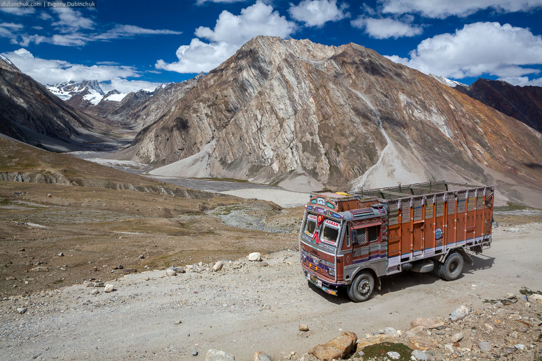 Типичный индийский грузовик в горах. Blow horn!
