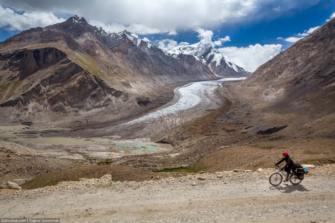 Велосипедистка на фоне ледника Дранг Друнг (Drang Drung). Спуск с перевала Пенси Ла. Занскар