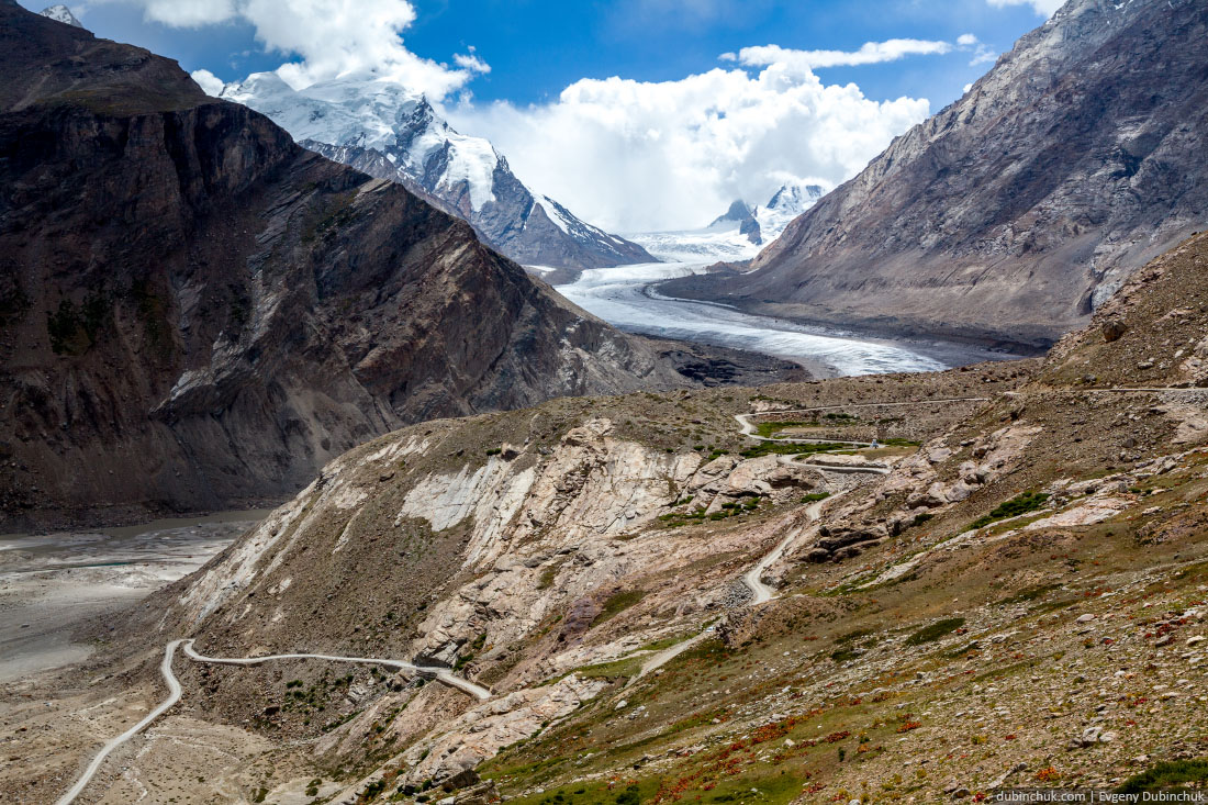 Горная дорога и ледник Дранг Друнг. Занскар, Гималаи, Северная Индия
