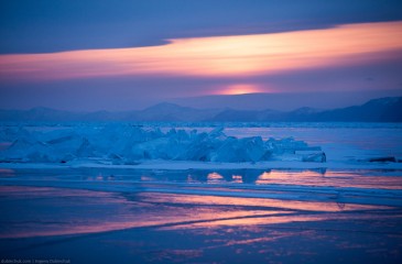 Закат на озере Байкал зимой. Ледяное поле торосов с отражениями на льду. Ice hummocks at sunset on lake Baikal