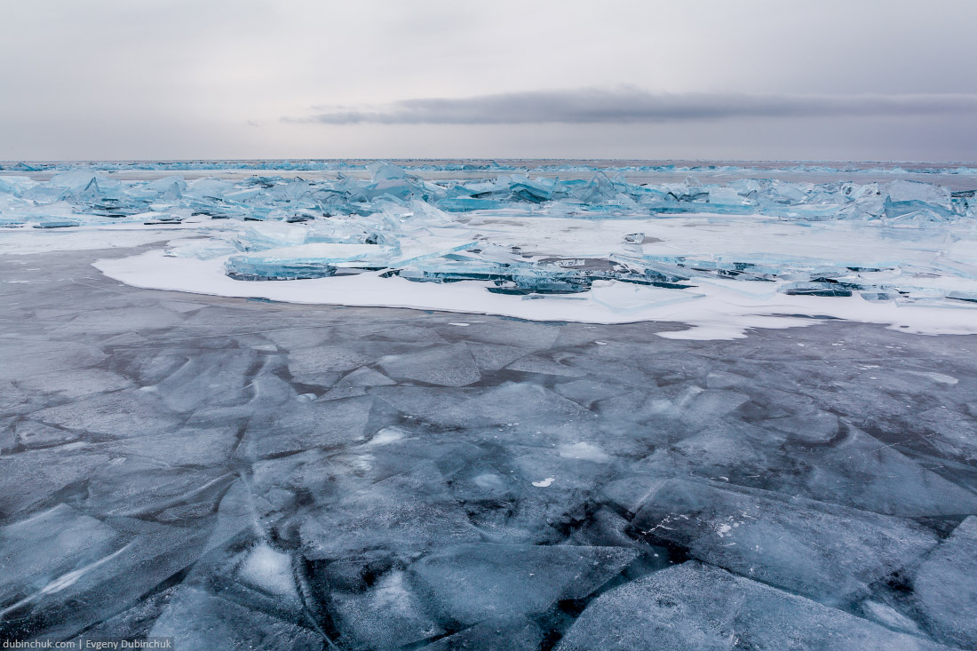 Вмерзшие вглубь льдины рядом с торосами. Байкал зимой