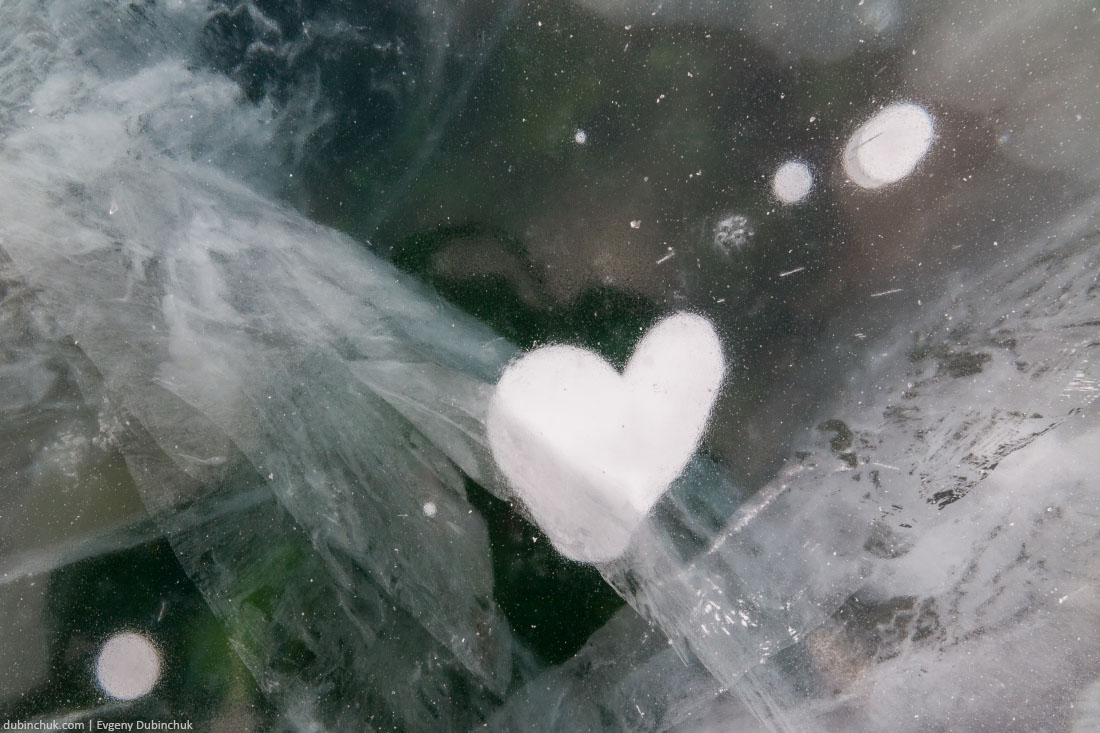Сердце из вмерзшего пузыря во льду Байкала. Heart inside ice of lake Baikal