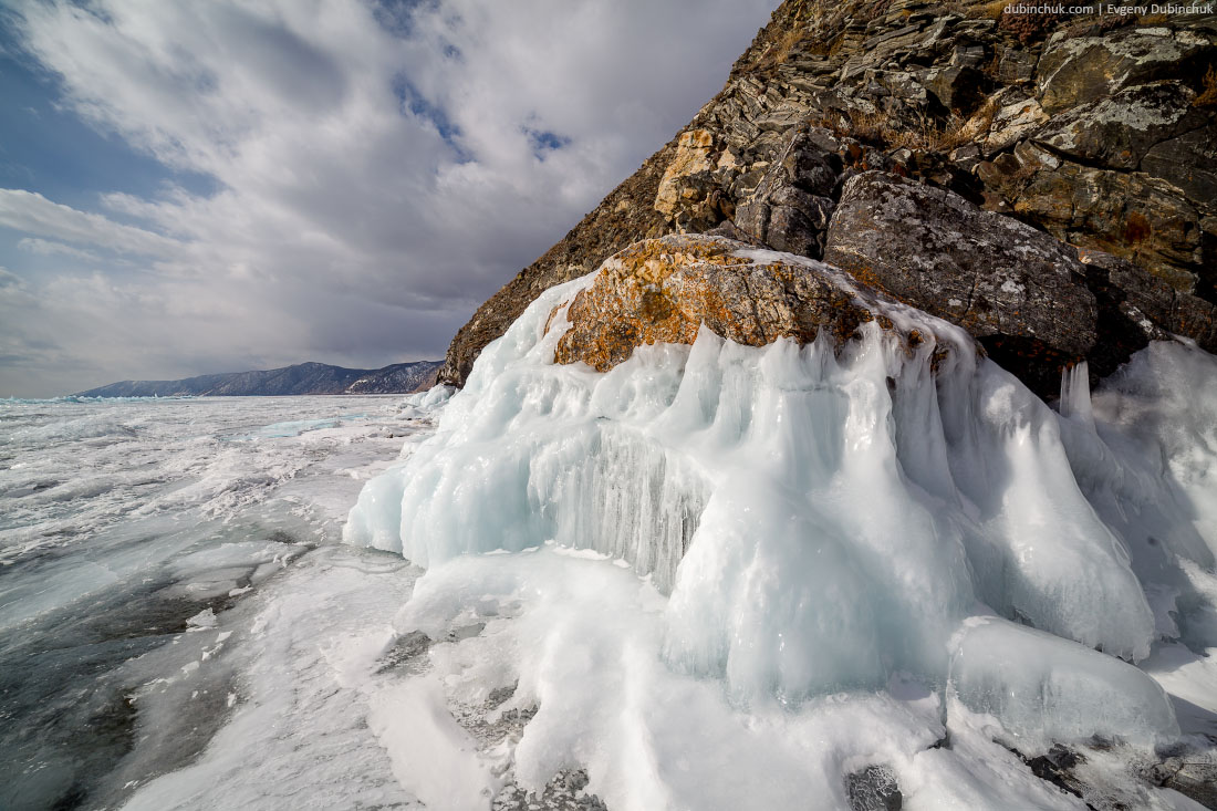 Обледеневшие камни на берегу Байкала зимой