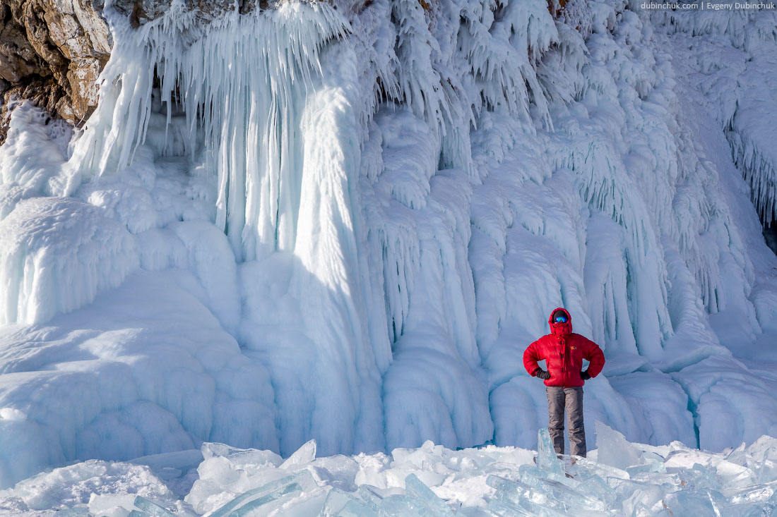 Мыс Хобой зимой. На скалах сокуи - ледяные наплески. Cape Hoboy in winter. Lake Baikal