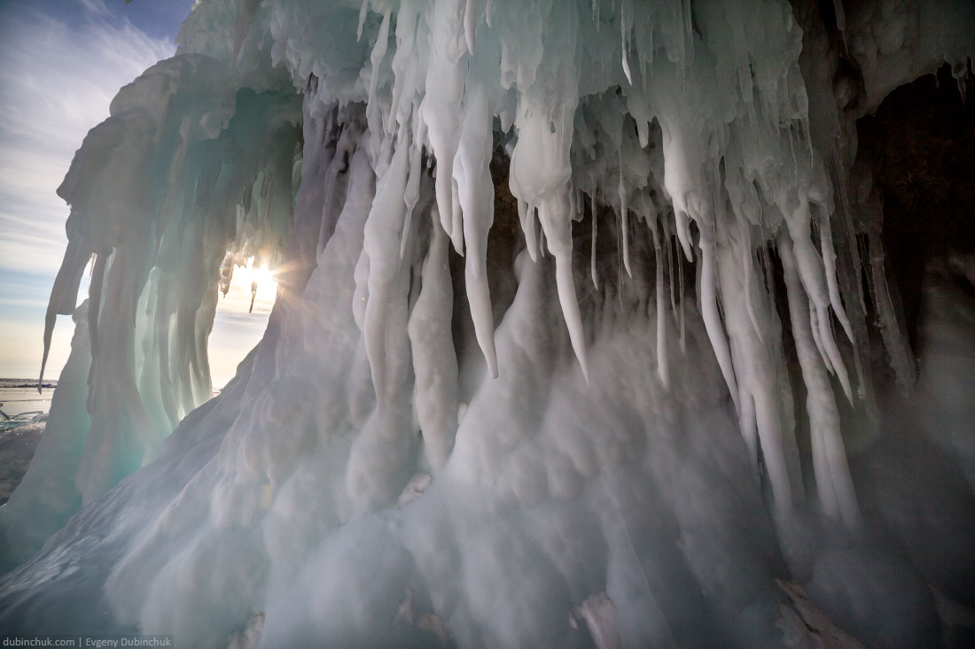 Ледяные сталактиты на острове Ольхон, Байкал. Icy stalactites at lake Baikal