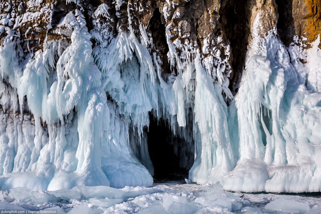 Пещера, окруженная сокуями, на мысе Хобой, остров Ольхон, Байкал. Icy grotto on lake Baikal