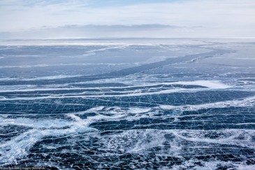Байкал зимой. Бесконечное ледовое поле. Вид с высоты птичьего полета