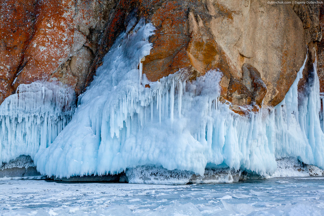 Красные скалы Ольхона, покрытые льдом