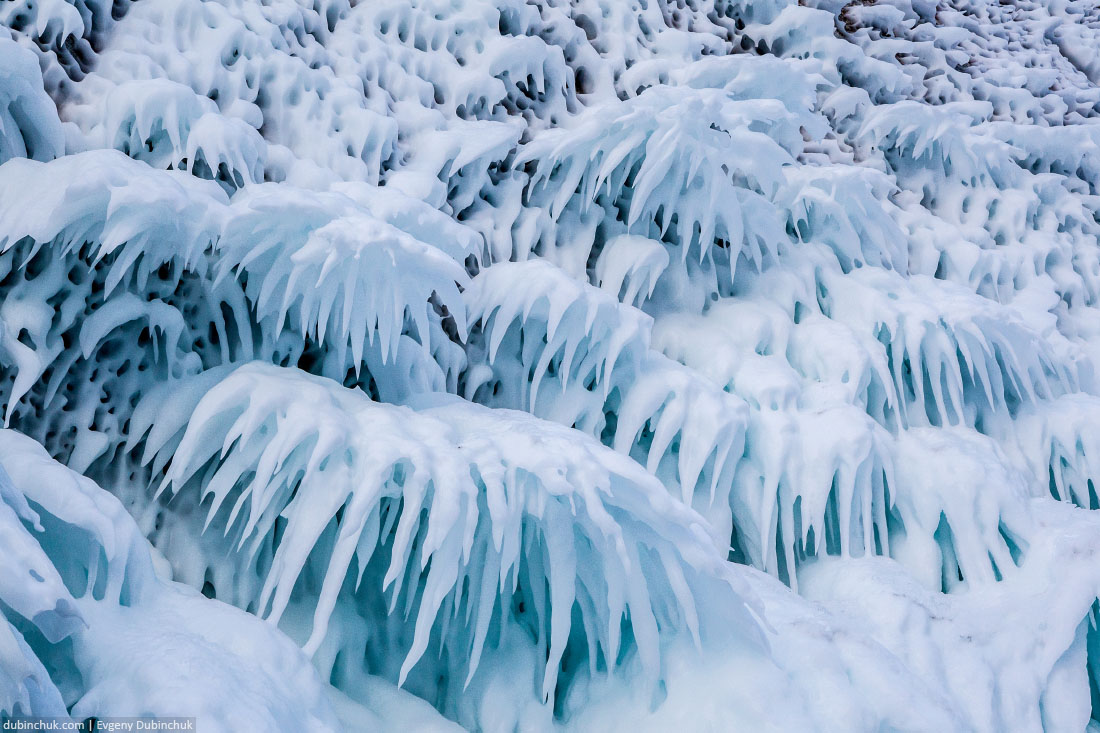 Причудливые формы льда на скалах Байкала - сокуи. Fancy ice forms on lake Baikal