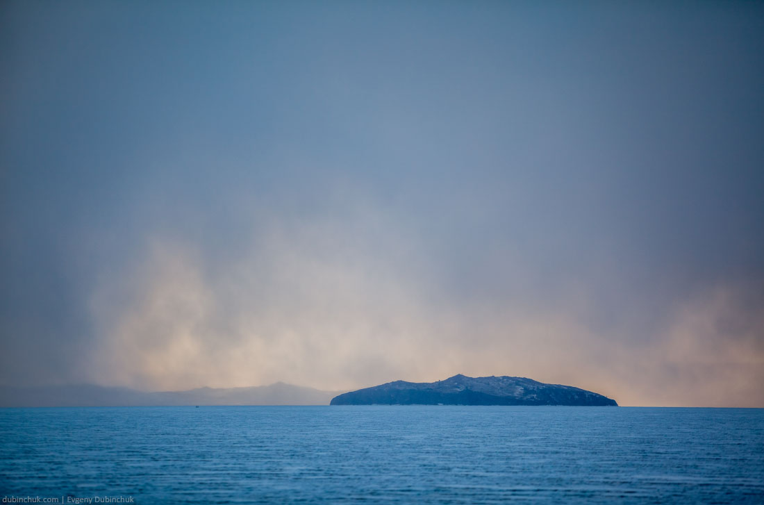 Остров Замогой на Байкале зимой в пасмурную погоду. Zamogoy island on lake Baikal