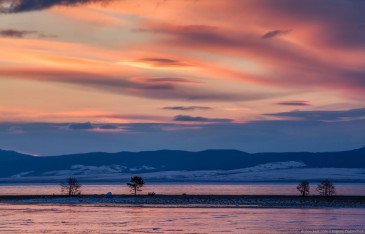 Краски рассвета на озере Байкал зимой. Sunrise colors on lake Baikal in winter