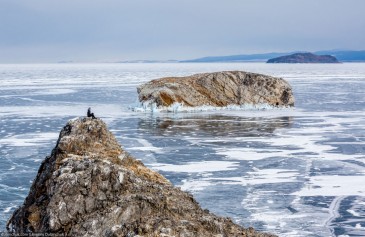 Турист на острове Ольтрек зимой. Байкал, Малое Море. Tourist on Oltrek island on lake Baikal in winter