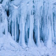 Гроты и сокую - ледяные наплески на Байкале зимой