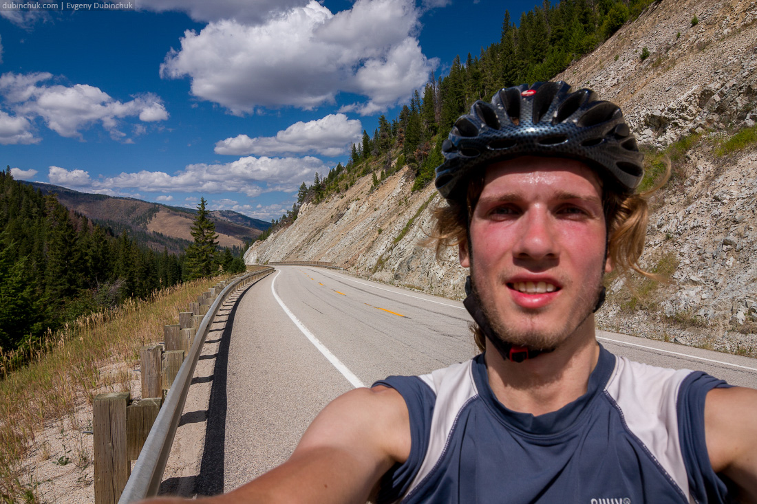 Подъем на перевал. Путешествие на велосипеде в одиночку по США. On the way to pass. Travelling alone on bike in Rocky mountains.