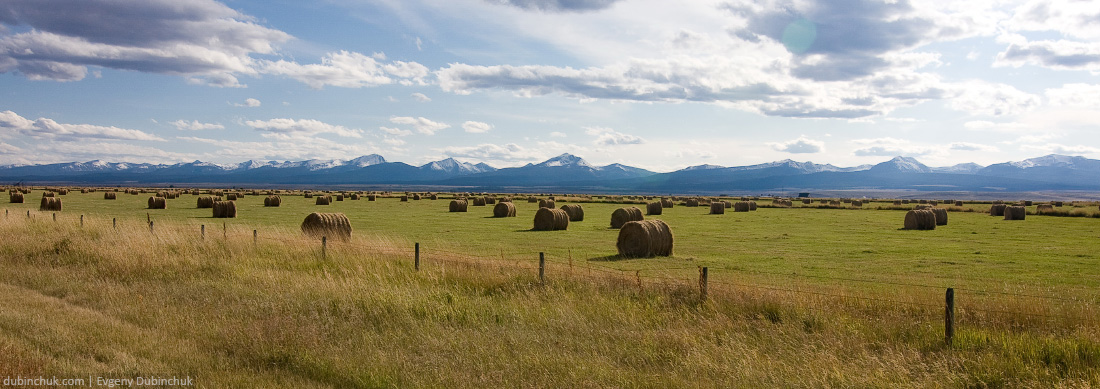 Стога сена в горной долине Скалистых гор. Haystacks in Rocky Mountains in Montana, USA