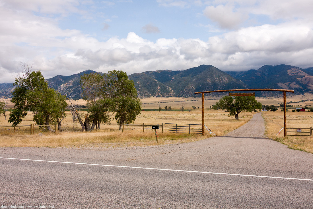 Въезд на ранчо. Одиночный поход на велосипеде по США. Gate and fence in Rocky mountains
