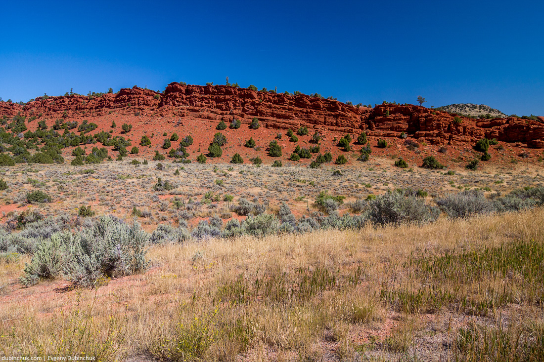 Красные глиняные скалы в штате Вайоминг. Путешествие на велосипеде в одиночку по США. Red rocks in Wyoming, USA