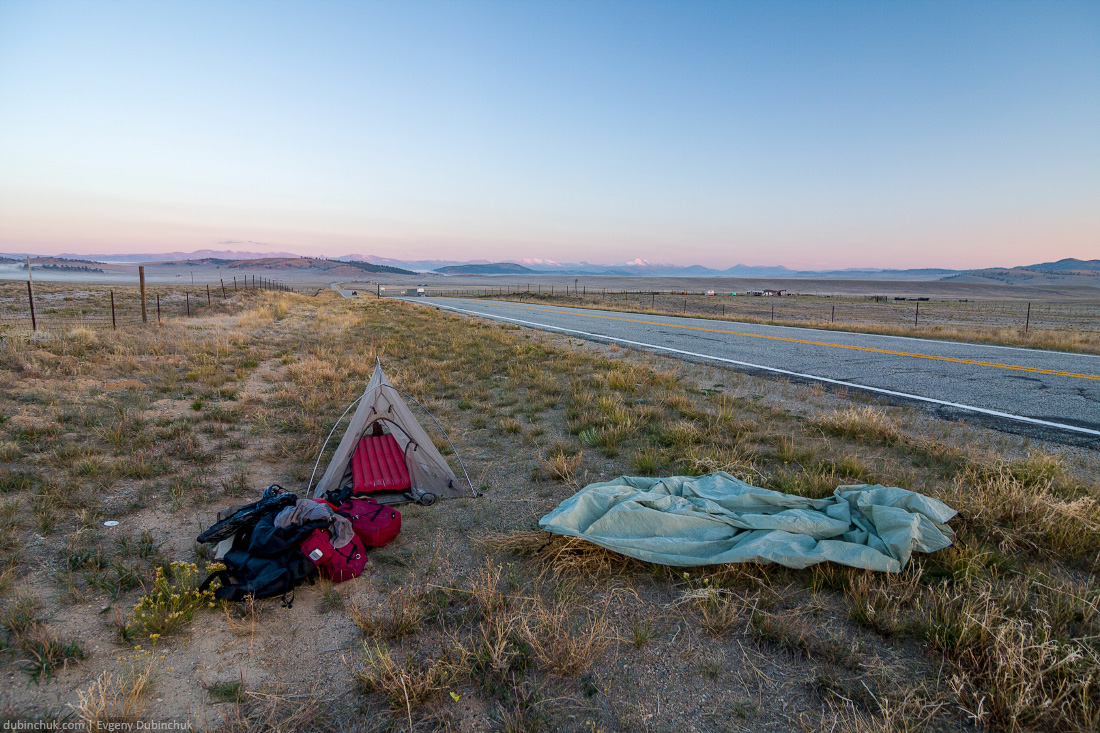 Палатка у дороги. Одиночный велопоход по Скалистым горам в США. Tent near road. USA