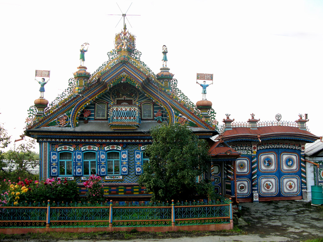 Дом, сделанный рукой настоящего уральского мастера. Carved house in small russian village