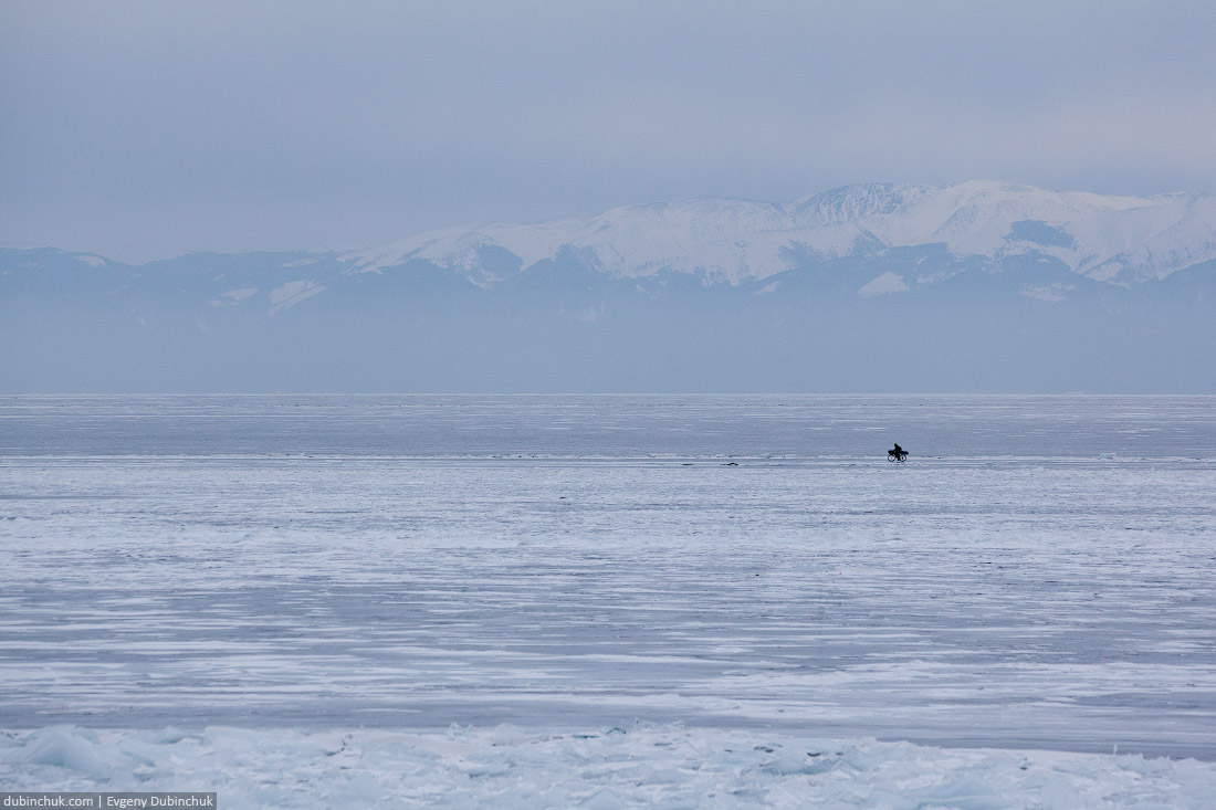 Путешественник одиночка на велосипеде. Зимний Байкал. Single cyclist travelling on frozen Baikal lake