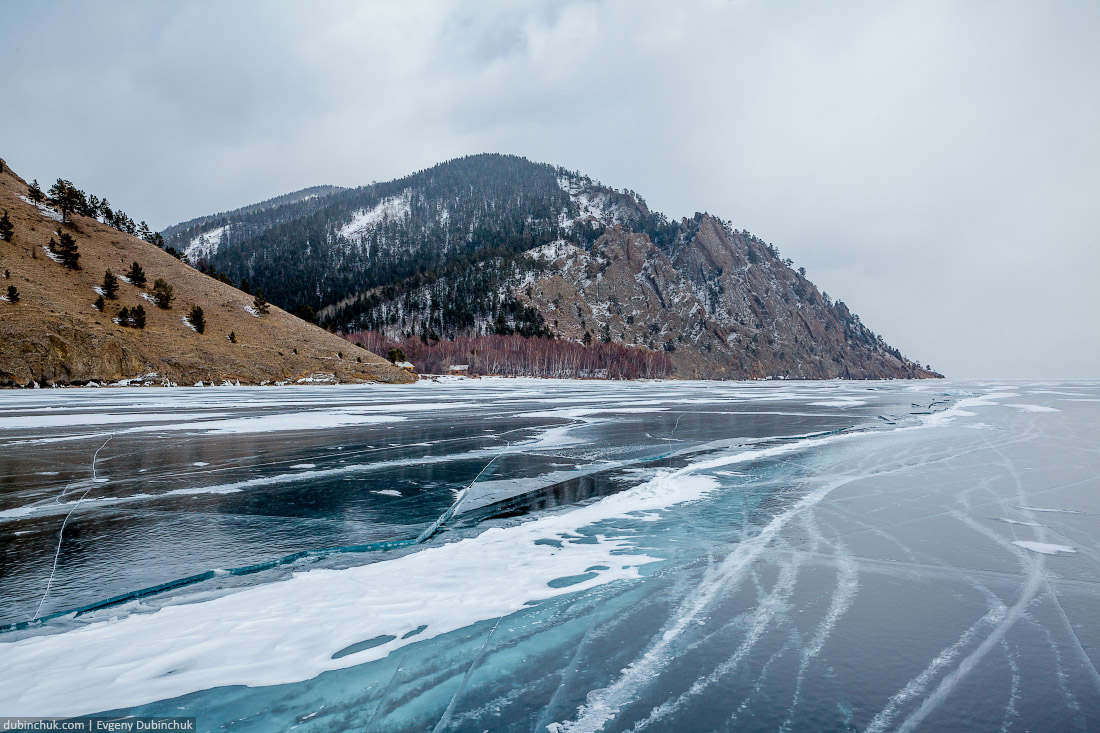 Трещина во льду Байкала. Утес Скрипер. Поход по Байкалу на коньках. Crack on Baikal ice in winter