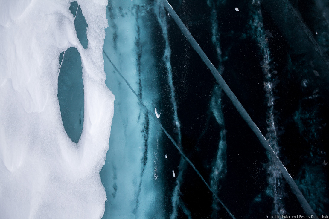 Трещины во льду Байкала. Поход по Байкалу на коньках. Cracks on Baikal ice in winter