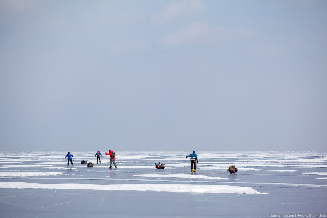 Преодоление снежных островков. Путешествие по Байкалу на коньках. Ice skating trip on Baikal lake.