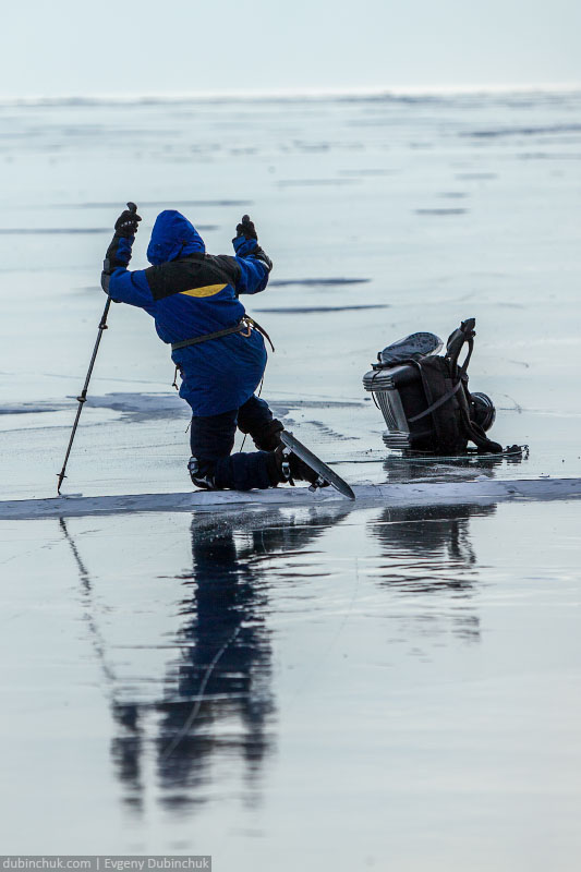 О пользе защиты в походе по Байкалу на коньках. Ice skating tour on Baikal lake