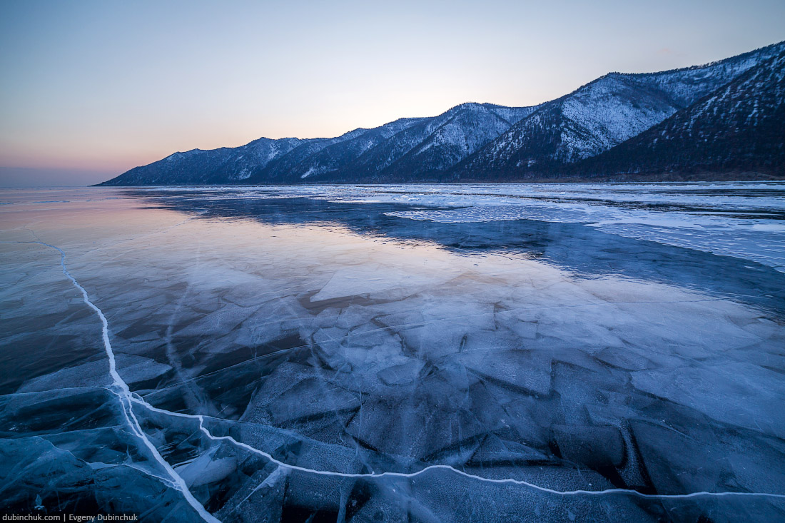 Фото льда Байкала на закате. Путешествие на Байкал на коньках. Photo of Baikal ice at sunset