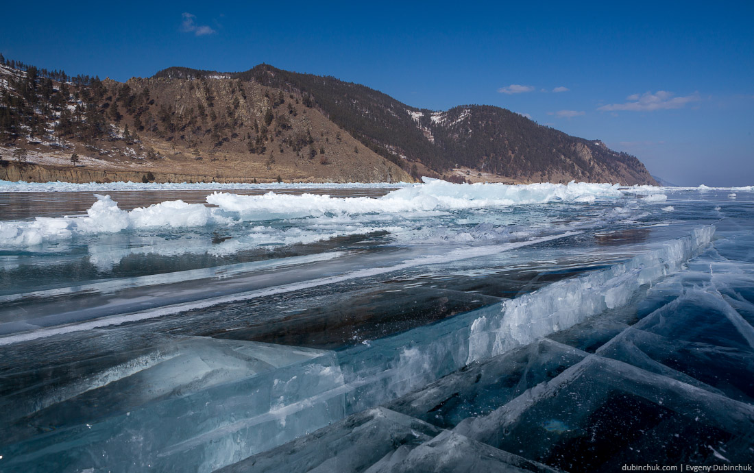 Чистый лед Байкала. Трещина. Путешествие на Байкал на коньках. Ice cracks of Baikal lake. Ice skating tour on Baikal in winter