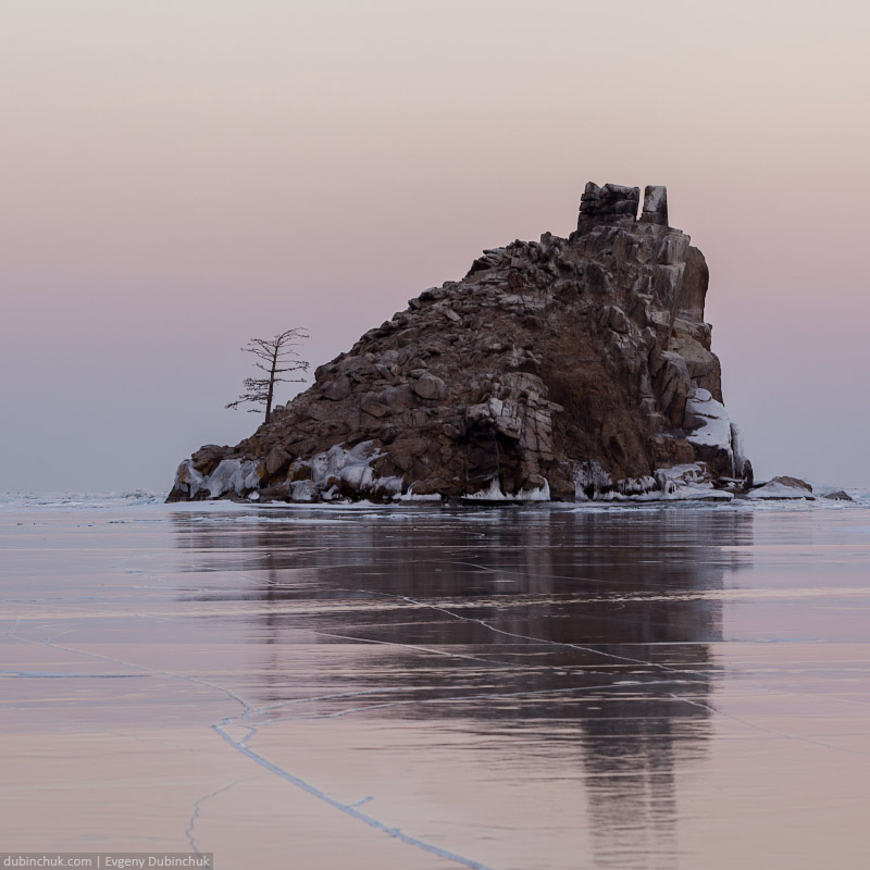 Бакланий камень на закате зимой. Путешествие по Байкалу на коньках. Island on winter Baikal at sunset