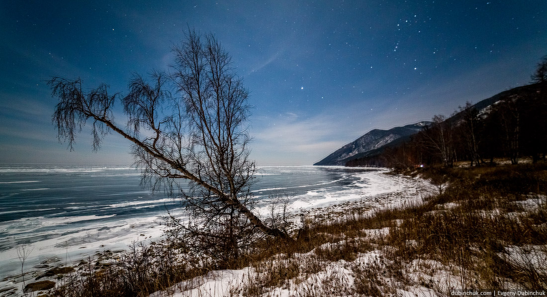 Зимний Байкал ночью. Путешествие на Байкал на коньках. Photo of Baikal lake at night in winter.