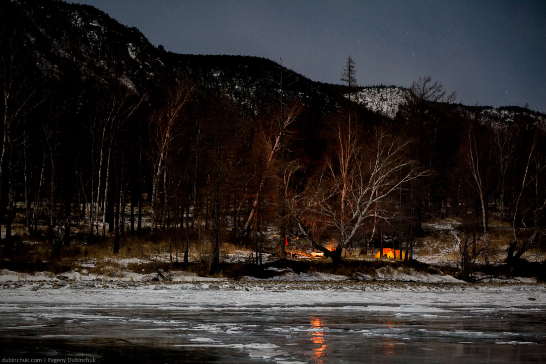 Палатка на берегу Байкала ночью. Зима. Путешествие на Байкал на коньках. Tent at Baikal lake at night in winter.