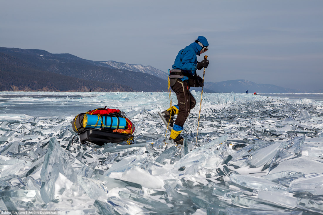 Путешествие по Байкалу на коньках. Преодоление ледяных торосов. Ice skating tour on Baikal lake. Ice hummocks