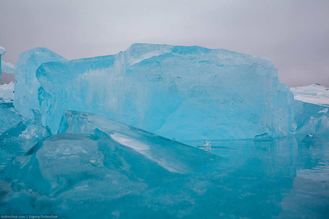 Синие ледяные торосы на Байкале. Путешествие на Байкал на коньках. Ice skating tour on Baikal lake. Ice hummocks