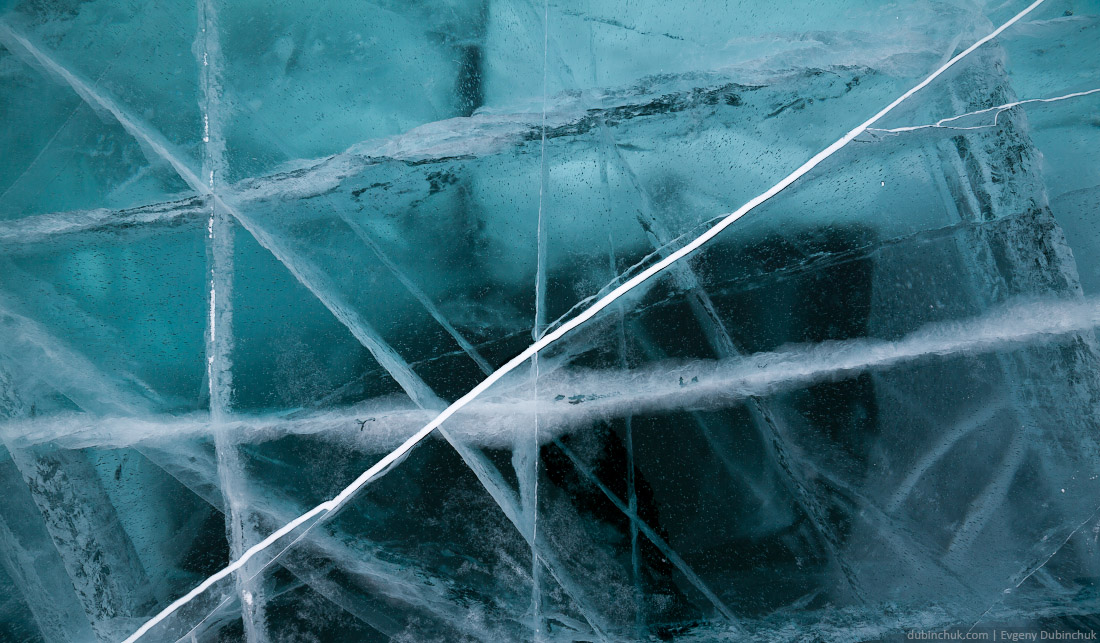 Синий лед и трещины на Байкале зимой. Blue ice and cracks on lake Baikal in winter