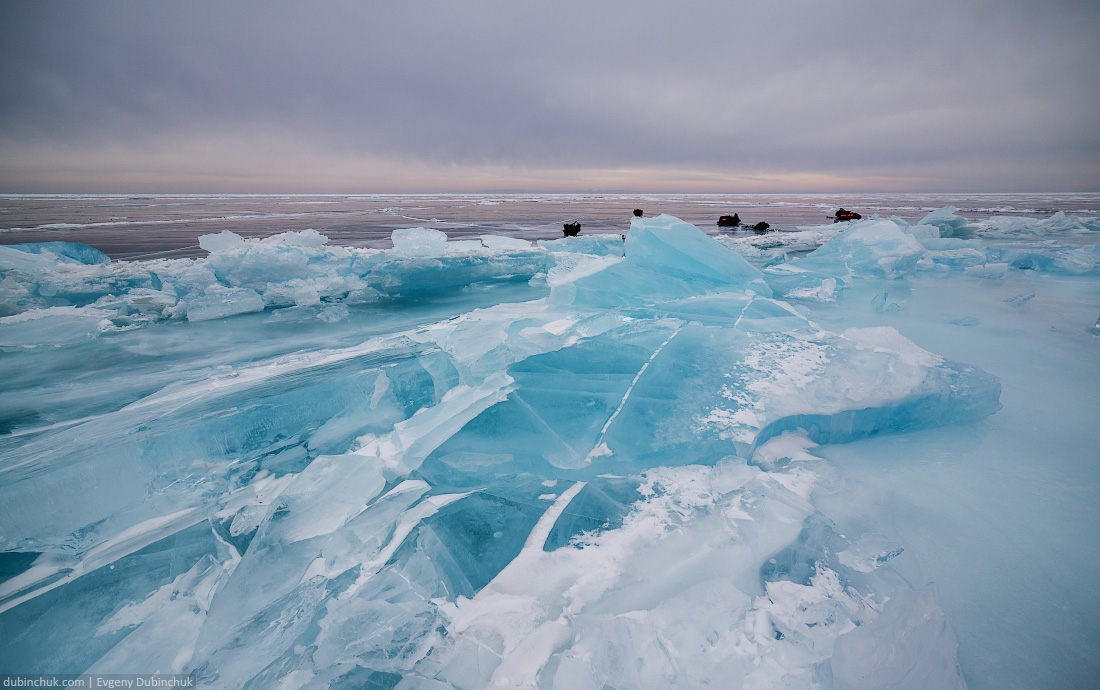 Синие ледяные торосы на Байкале. Путешествие на Байкал на коньках. Ice skating tour on Baikal lake. Blue ice hummocks