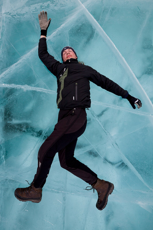 Синий чистый лед Байкала и трещины. Путешествие на Байкал на коньках. Blue ice and cracks on lake Baikal in winter. Ice skating trip