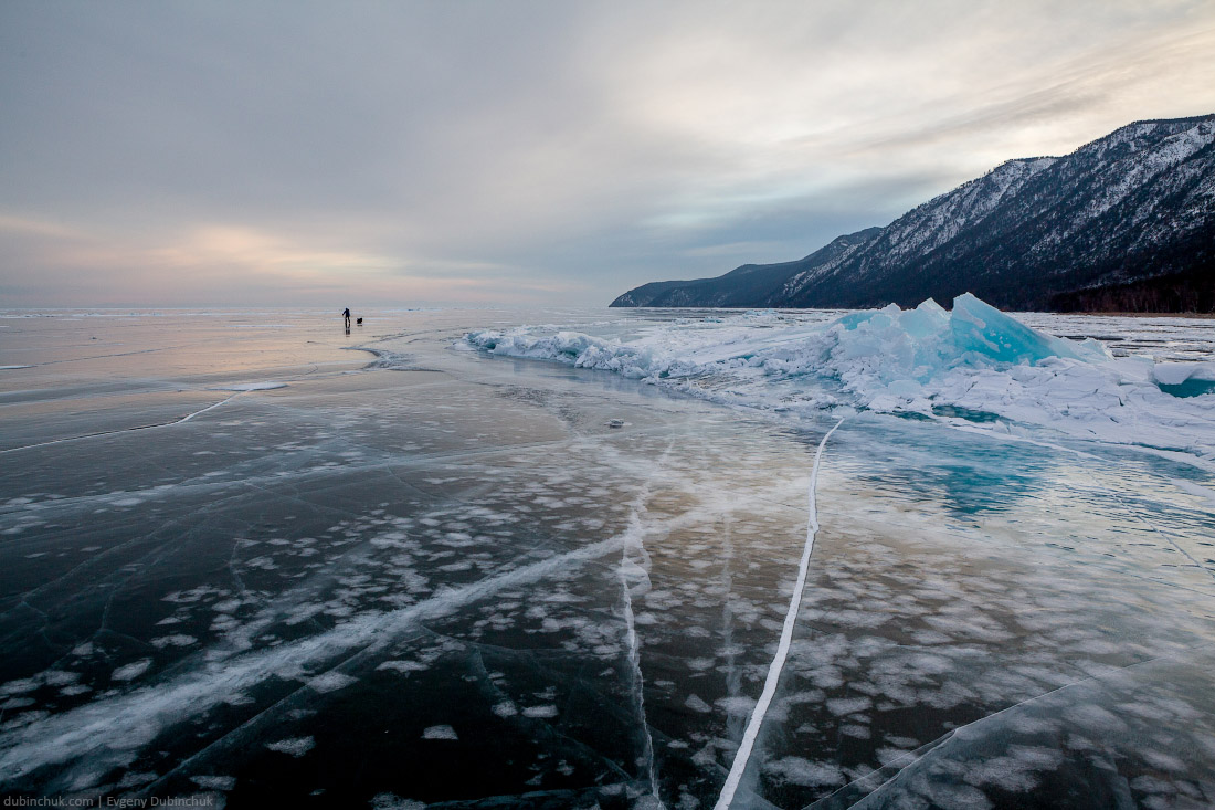 Стоящая ребром льдина. Закат. Путешествие по Байкалу на коньках зимой. Ice hummocks. Skating tour on Baikal lake