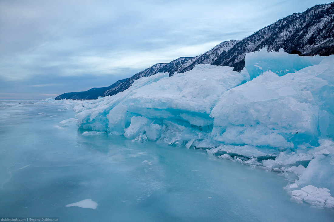 Синие ледяные торосы на Байкале. Путешествие на Байкал на коньках. Ice hummocks. Ice skating tour on Baikal lake.