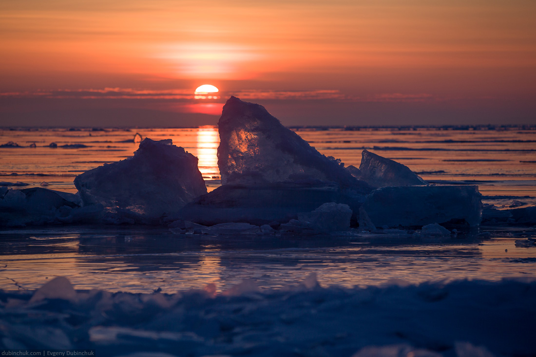 Ледяные торосы на Байкале на рассвете. Путешествие на Байкал на коньках. Ice hummocks on sunrise. Ice skating tour on Baikal lake.