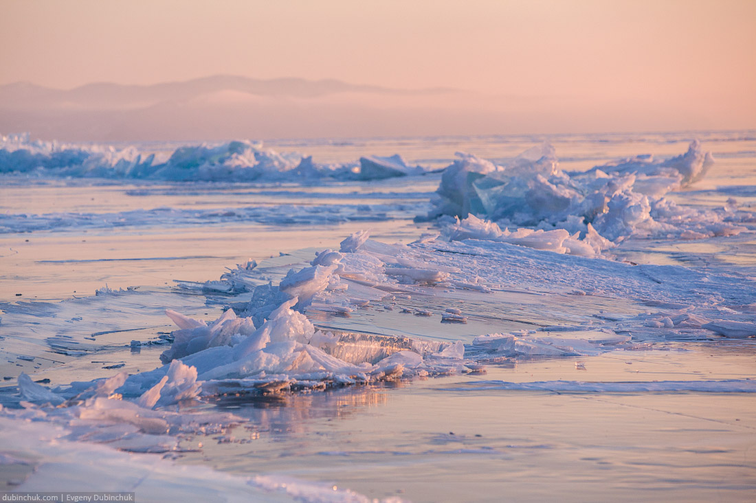 Ледяные торосы на Байкале на рассвете. Путешествие на Байкал на коньках. Ice hummocks on sunrise. Ice skating tour on Baikal lake.