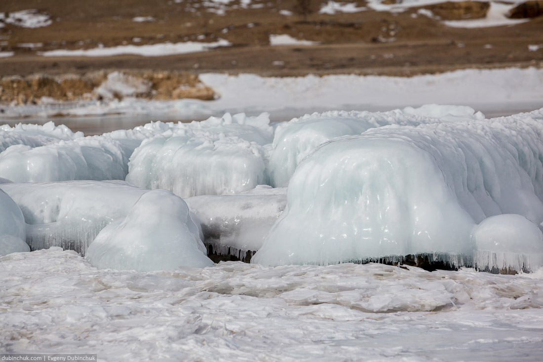 Сокуи - замерзшие наплески воды. Путешествие по Байкалу на коньках. Ice formations on Baikal lake