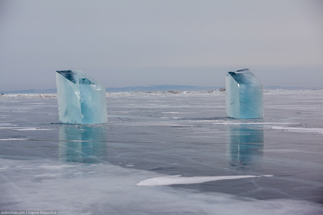 Заготовки из льда для вырезания лошадей. Бугульдейка. Путешествие по Байкалу на коньках. Ice blocks on Baikal lake